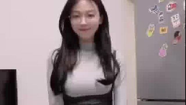 妈妈让女儿穿成熟一点，没想到打扮完后的女孩如此令人惊艳！