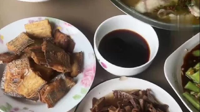 5荤4素6个人吃！铲车师傅在工地自己做饭吃，老板全报销