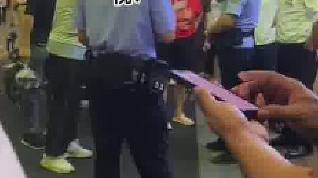 外卖小哥帮商场跑腿赚钱，各谋其利，却反被关在金街外