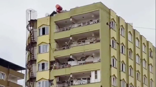 红色广告牌上面玻璃后面是不是有一个人，还是我眼花了