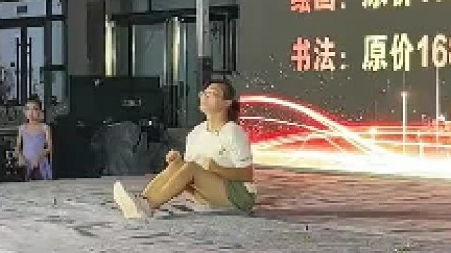 别误会，她是上台打价钱的