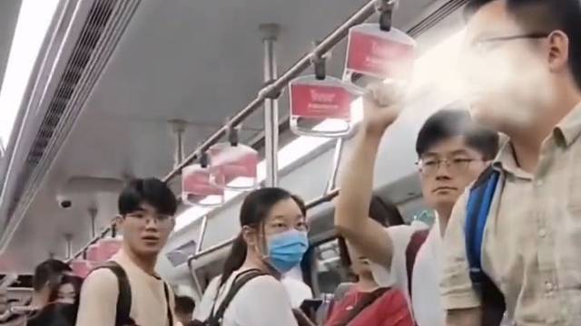 地铁上满意不小心碰到女子行李箱，女子要求道歉，男子没理会，最后被激怒