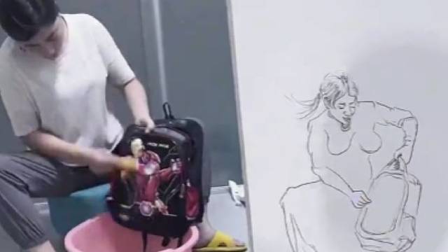 老妈让儿子给她画个素描