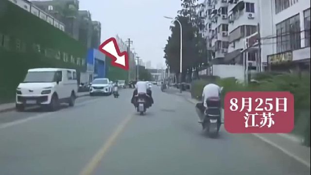 前文电瓶车一直挡路，司机一直按喇叭后没想到男子直接急刹车！