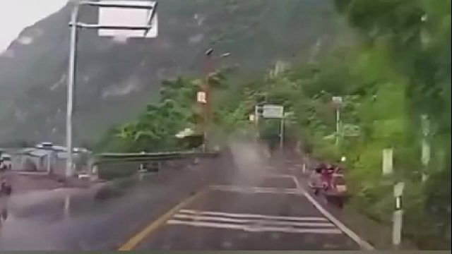突遇山体落石万幸赶紧离开落石区域！