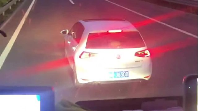 前面的小车你想干什么？你可以当得住货车吗？