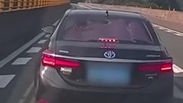 小车从应急车道连续多次变道！