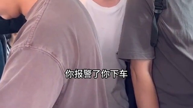 女子和他人起冲突报后等待，男子要求其下车等待