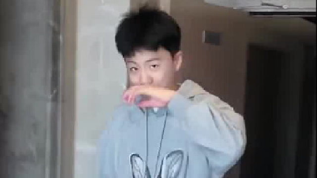 好家伙！妈妈在电梯口等三个儿子上学，这颜值直接成团出道吧！