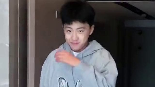 好家伙！妈妈在电梯口等三个儿子上学，这颜值直接成团出道吧！