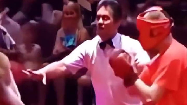 敬业的裁判试图和袋鼠讲道理