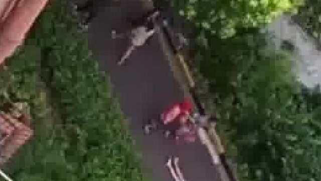 电梯加装一楼女子不同意，被几位老人强行拖拽离开