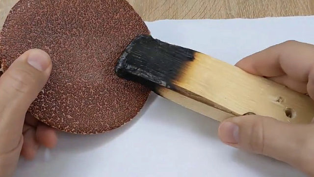 烧过的木头还有大用途，用它来修复塑料件，既美观又牢固