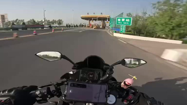 没看懂，难道刹车烫脚，过收费站不减速到40吗