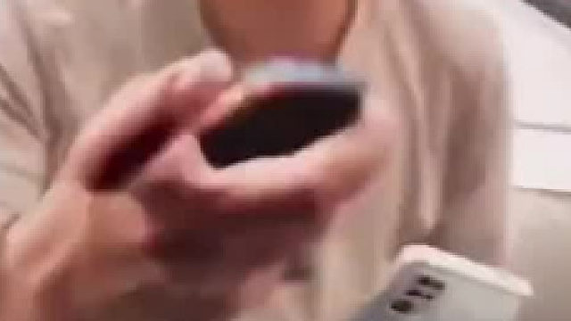 女子停车把路堵死去买东西不满后车按喇叭于是发生争执