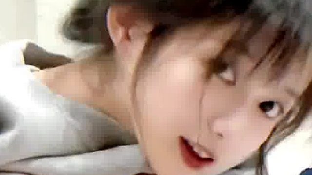 她以后会是别人的妻子，别人的母亲，但她永远是我那年的太阳，炽热又耀眼，可望不可得