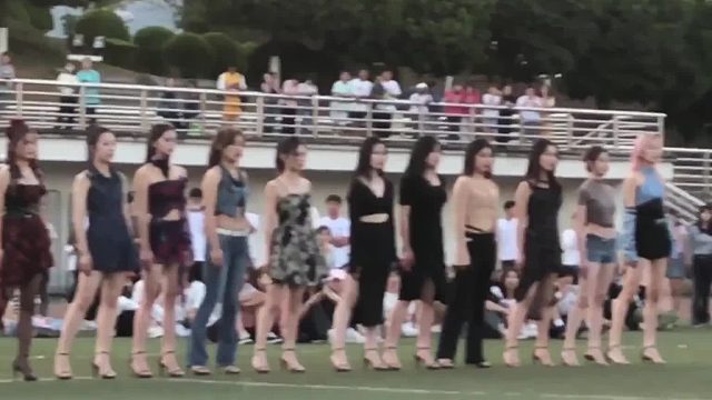 在学校操场上心在巴黎时装周