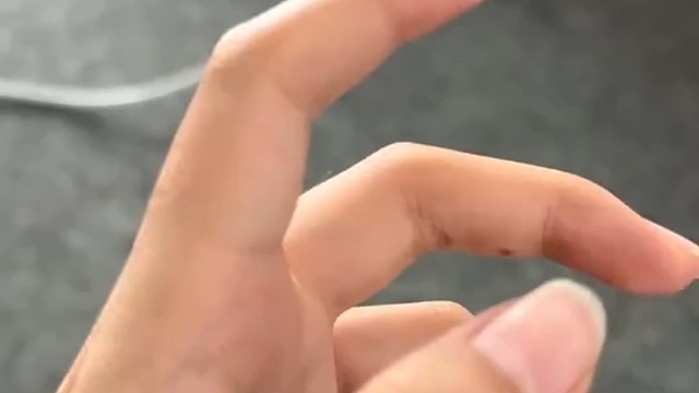 它可以影响到你的手臂、腿部、头部甚至嗓子，导致你无法平稳地握住物品、写字、行走甚至说话。