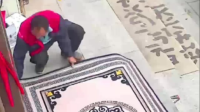 店老板经常把废品卖给大叔，一觉醒来发现门口多了一块地毯