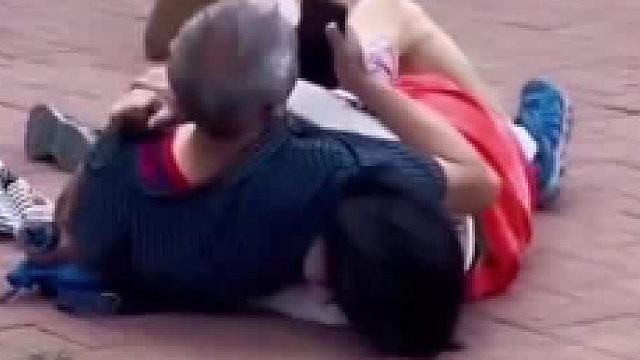 女子被老头压在上挣扎，拼命向路人求助：他不是我爸