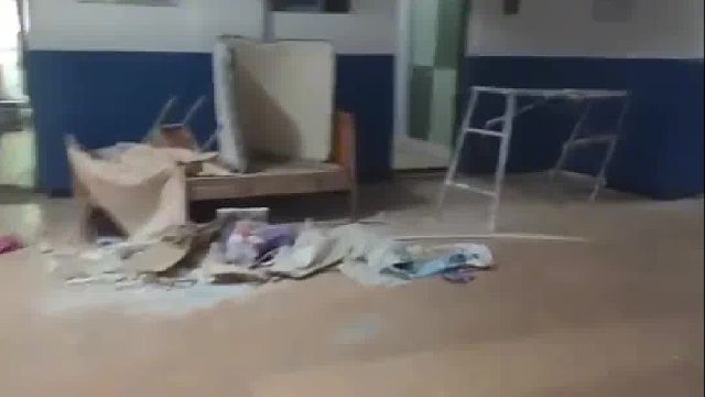 家长曝光某高校宿舍环境目前学校老生已经开学部分学生在自行清理建筑垃圾