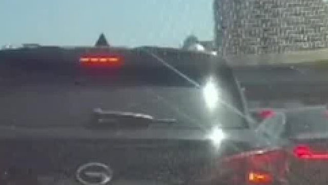 女乘客赶时间路遇红灯，情绪崩溃在车内尖叫