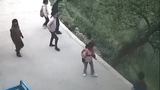 这么窄的路还超车……