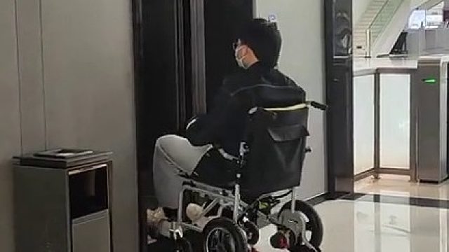 用电动轮椅做代步，看起来很有意思的样子