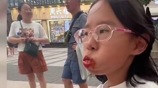 这对双胞胎的差别真的好大啊！姐妹俩吃东西截然不同两种姿态