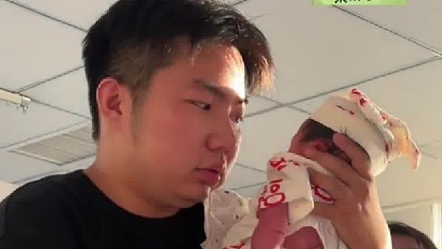 新手爸爸第一次抱娃整个人麻了大气都不敢喘一下网友：抱手雷都没那么紧张