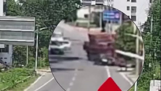 货车要超车小车要转弯故事变事故！