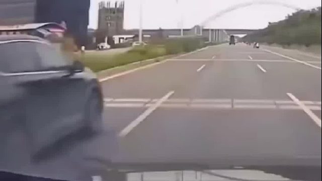 电动车突然横穿马路，轿车为了躲避在马路上转了两圈！
