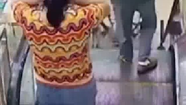 购物车推上扶梯，这男的不是故意的吧？