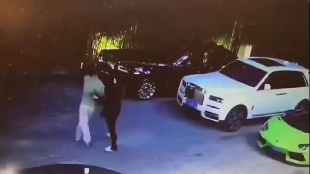 十秒钟用完一百万，年纪轻轻就百万负翁！