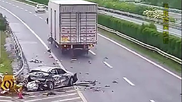 马路上随意停车意外发生了！