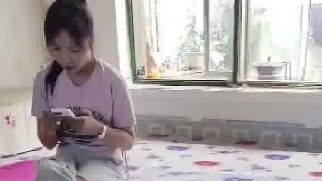 女儿儿子同时带对象回家，两个人单独坐在一起略显尴尬