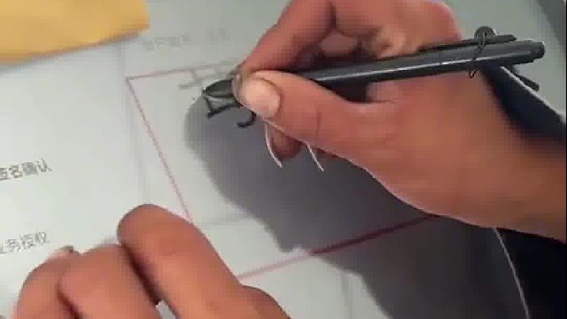 男孩办理业务却不会写自己的名字，看的挺心疼的。网友：从手就能看出来他吃了很多苦