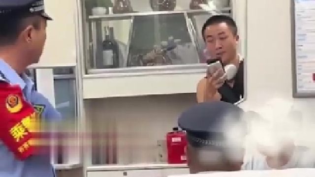 因为儿子做过手术，母亲买三个座位被无座男子霸占座位。乘警：你有困难找我们，你骂孩子干啥？