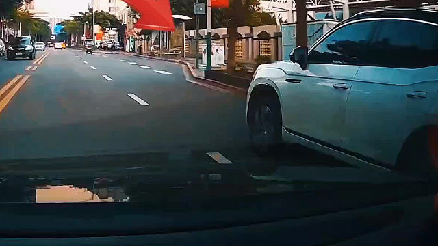 车辆变道时操作失误，引发速度与激情