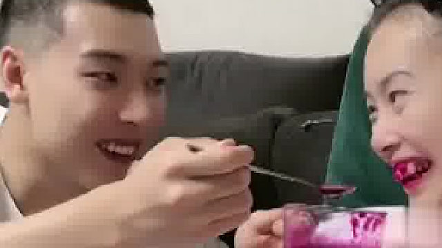 妈妈患渐冻症12年，生活无法自理，00后儿子每天悉心照顾，“您养我小，我养您老”