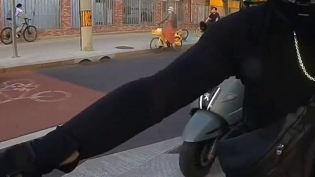 男子骑摩托超车吓到小孩，被小孩家长抱怨“给孩子吓一跳”，摩托车后座不能带孩子吧，你怎么看呢