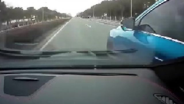 有些人心态就是这样，自己慢不让别人超，一超他就加速