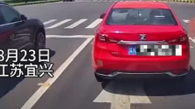 绿灯前车不走，视频车按喇叭催促，结果前车停在原地就不动了