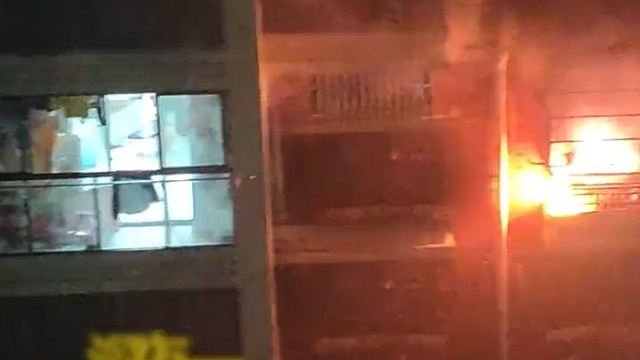 热心邻居一盆水精准扑灭“远火”。