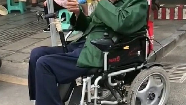 大爷虽然行动不便，但依然勇闯天涯
