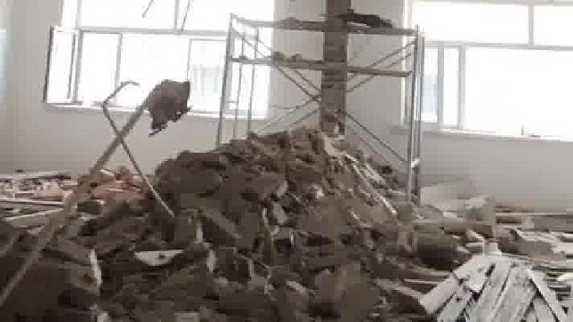 砸承重墙，把房盖砸下来了