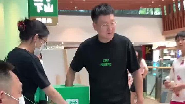 男子抽奖不小心中了小香猪，把旁边的小孩都羡慕哭了！