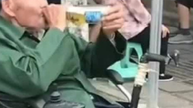 网友：差点以为大爷要炫一个