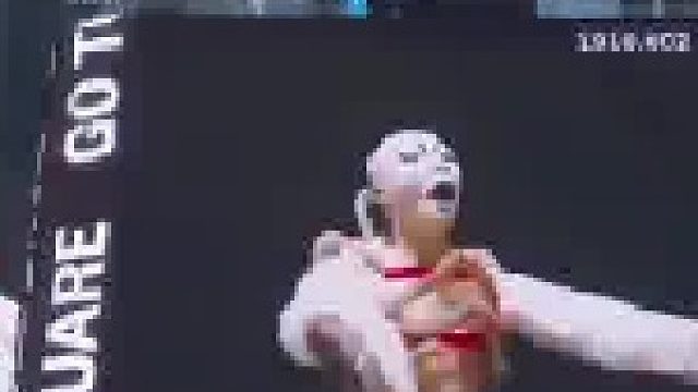 中国网友在纽约广场大屏投放视频，讽刺日本排放核污水