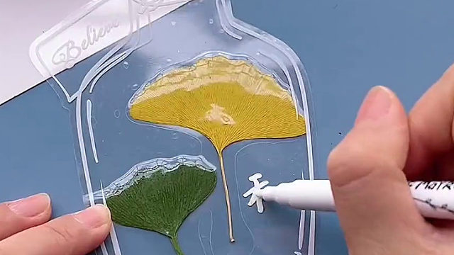 留住秋天的美好，把秋天装进瓶子里，陪孩子一起动手做书签吧